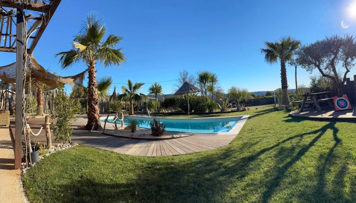 Jardin paysager avec piscine